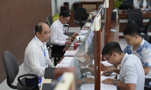 Bỏ giáng chức và hạ bậc lương với công chức