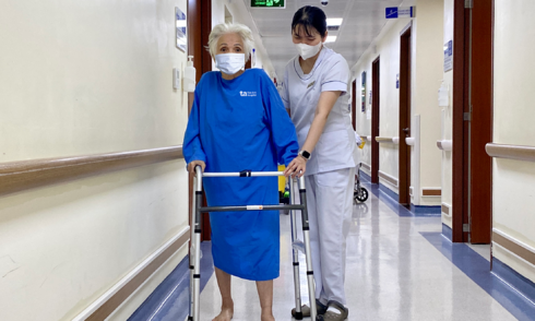 Ba cú ngã liên tiếp khiến cụ bà gãy xương đùi