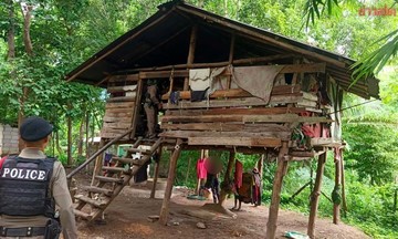 Bị mẹ bỏ bê, bé 8 tuổi chỉ biết giao tiếp như loài chó