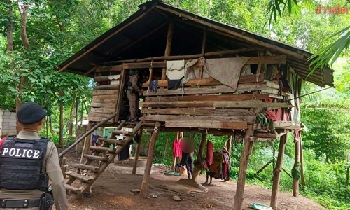 Bị mẹ bỏ bê, bé 8 tuổi chỉ biết giao tiếp như loài chó