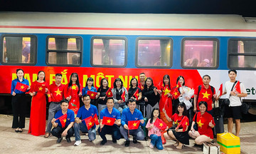 Tàu khách nối thêm 3 toa khi sân bay Vinh đóng cửa