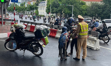 CSGT Hà Nội hỗ trợ gia đình Đồng Nai đi phượt gặp nạn