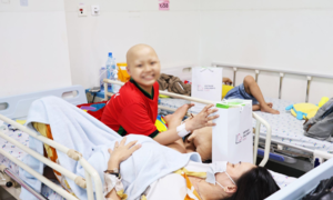 Bệnh nhi điều trị ung thư được tặng gạc răng miệng Dr.Papie