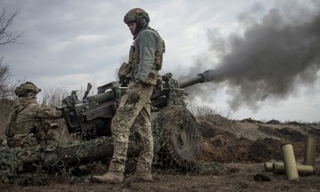 Người Ukraine 'ngồi trên đống lửa' khi Mỹ đình chỉ viện trợ quân sự