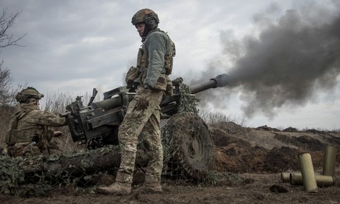 Người Ukraine 'ngồi trên đống lửa' khi Mỹ đình chỉ viện trợ quân sự