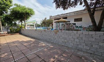 Người dân xây tường rào chắn ngang trường học