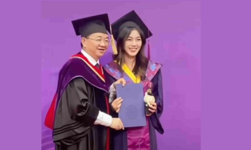 Nữ sinh gây sốt vì đưa Labubu lên nhận bằng tốt nghiệp