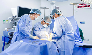 Bé gái bị dị tật nang ruột đôi