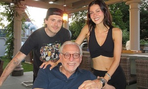 Vợ Brooklyn Beckham bị nói 'kiểm soát chồng'