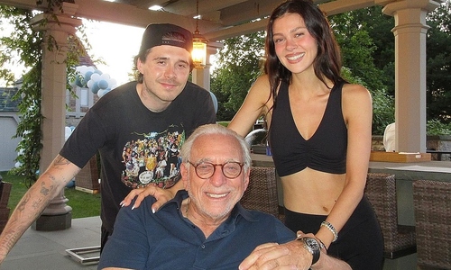 Vợ Brooklyn Beckham bị nói 'kiểm soát chồng'