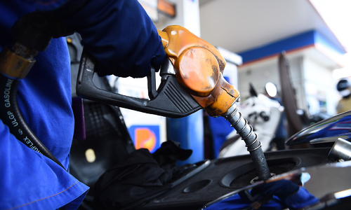 Gas prices fall below 20,000 VND per liter
