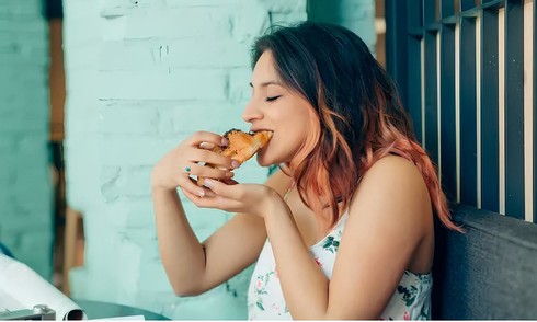 The downsides of eating while standing