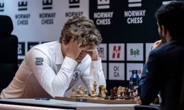 Vua cờ Gukesh lần đầu thắng Carlsen ở cờ nhanh