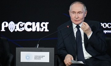 Giây phút ông Putin rời sự kiện giữa chừng để điện đàm với ông Trump