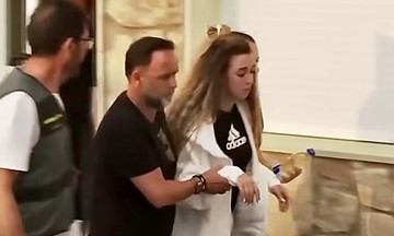 Vợ Diogo Jota đi không vững sau khi rời nhà xác