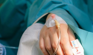 Bất tỉnh giữa phố do ngộ độc bóng cười