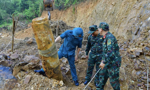 Phát hiện bom 500 kg dưới vườn nhà dân ở Nghệ An