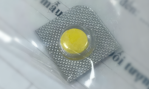 Viên thuốc nguyên vỏ chẹn ngang thực quản người phụ nữ