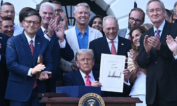 Ông Trump ký duyệt 'Đạo luật to đẹp'