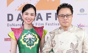 Nghệ sĩ đội mưa dự thảm đỏ bế mạc LHP châu Á Đà Nẵng