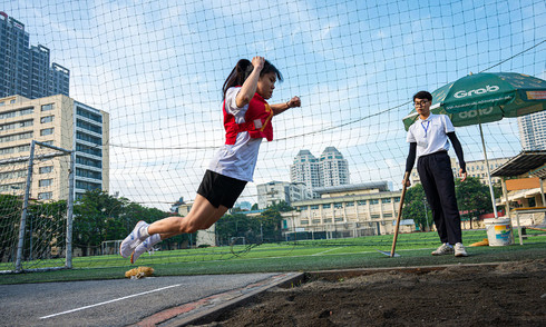 Thí sinh thi bật xa, ca hát giành suất vào Đại học Sư phạm Hà Nội