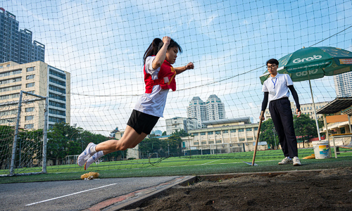 Thí sinh thi bật xa, ca hát giành suất vào Đại học Sư phạm Hà Nội