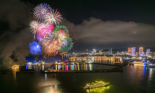 1,000 fireworks illuminate Ha Long bay