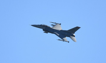 Tiêm kích F-16 chặn máy bay gần sân golf của ông Trump