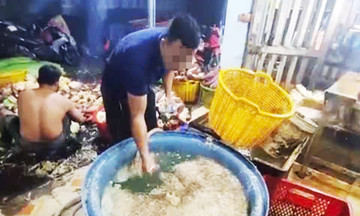 Ba cơ sở bị phát hiện ngâm rau chuối vào chất tẩy trắng, hàn the
