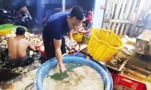 Ba cơ sở bị phát hiện ngâm rau chuối vào chất tẩy trắng, hàn the