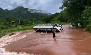 Mưa lũ chia cắt xã biên giới Nghệ An, nhiều hộ dân phải di dời