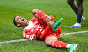 Chân của Musiala gãy gập trong trận thua PSG