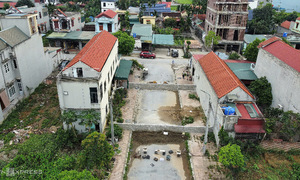 Ba hộ dân xây tường chặn đường vào khu dân cư