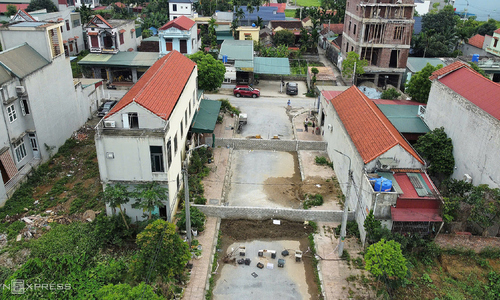 Ba hộ dân xây tường chặn đường vào khu dân cư