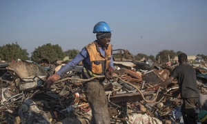 Những người đồng nát nhặt từng mảnh ô nhiễm ở Zimbabwe