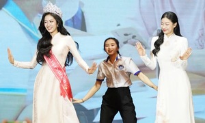 Hoa hậu Hà Trúc Linh hát, nhảy cùng sinh viên