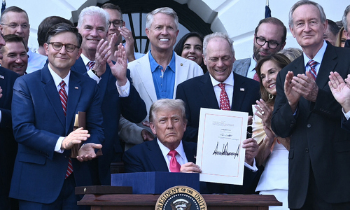 'Đạo luật to đẹp' của ông Trump phủ bóng trái phiếu Mỹ