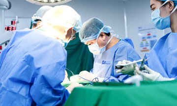 Bé gái mắc u xương sụn