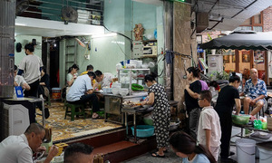 Hai hàng phở Michelin trên đoạn phố 100 m ở Hà Nội