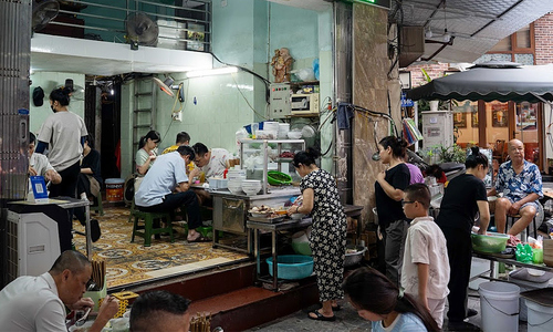 Hai hàng phở Michelin trên đoạn phố 100 m ở Hà Nội