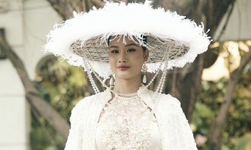 Hương Ly trình diễn áo yếm