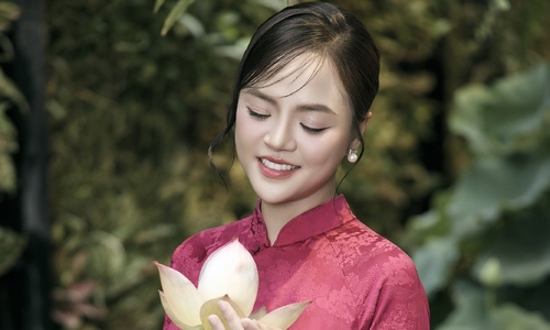Sao Việt diện áo dài tạo dáng bên hoa sen