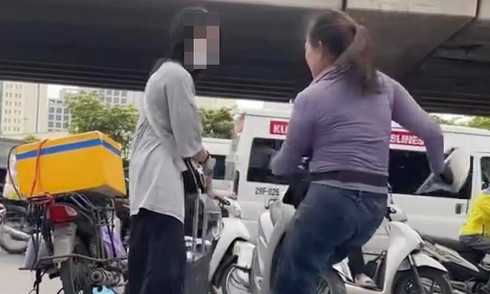 Người bán trà đá bị phạt tiền vì đuổi cô gái đứng chờ xe ở vỉa hè