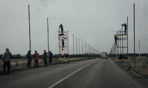 Ukraine chăng lưới bảo vệ các tuyến đường tới Donetsk