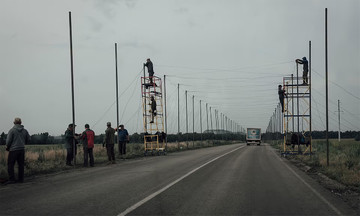 Ukraine chăng lưới bảo vệ các tuyến đường tới Donetsk
