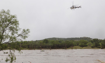 Trực thăng va chạm drone khi cứu trợ lũ lụt ở Texas