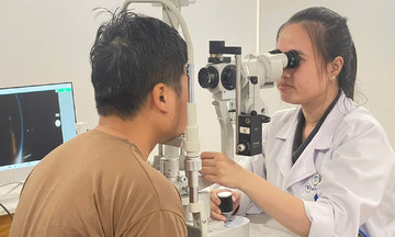 Bóng đèn nổ văng mảnh thủy tinh vào mắt gây thủng nhãn cầu