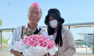 Tài tử 75 tuổi đón bạn gái ra tù