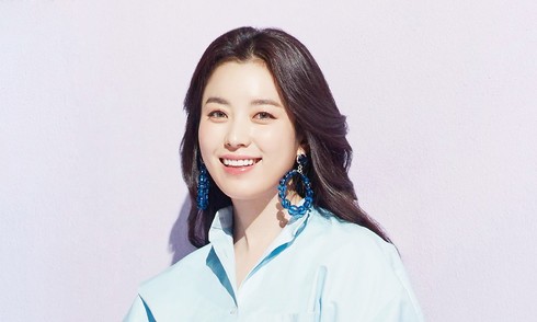 Monochromatic outfits of Korea's 'most beautiful smile'