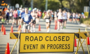 Tài xế mắc kẹt gây náo loạn đường chạy marathon tại Australia